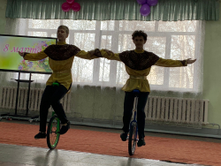 Концертная программа для женщин-военнослужащих.